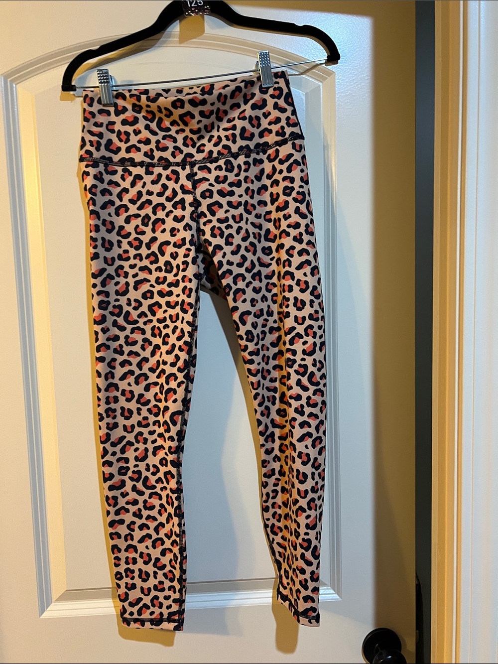 💲2💲if BUNDLED 3 or more $2 items Pink Leopard Print High-Rise Leggings H019